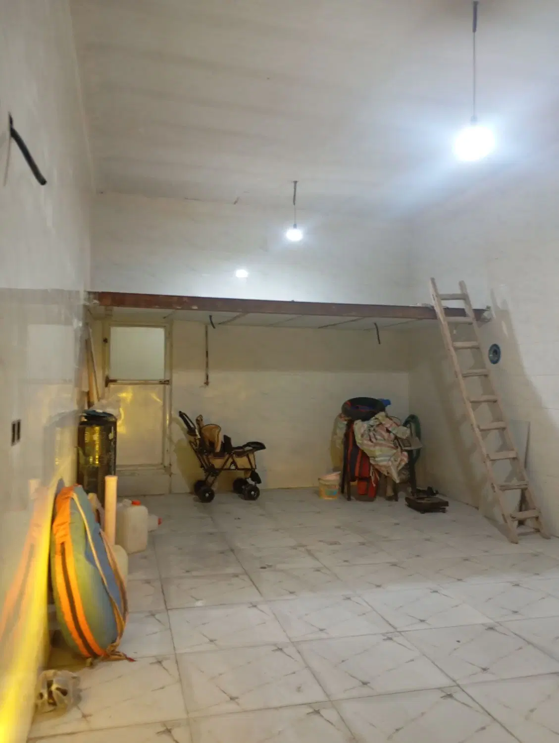 یک باب مغازه یا انباری