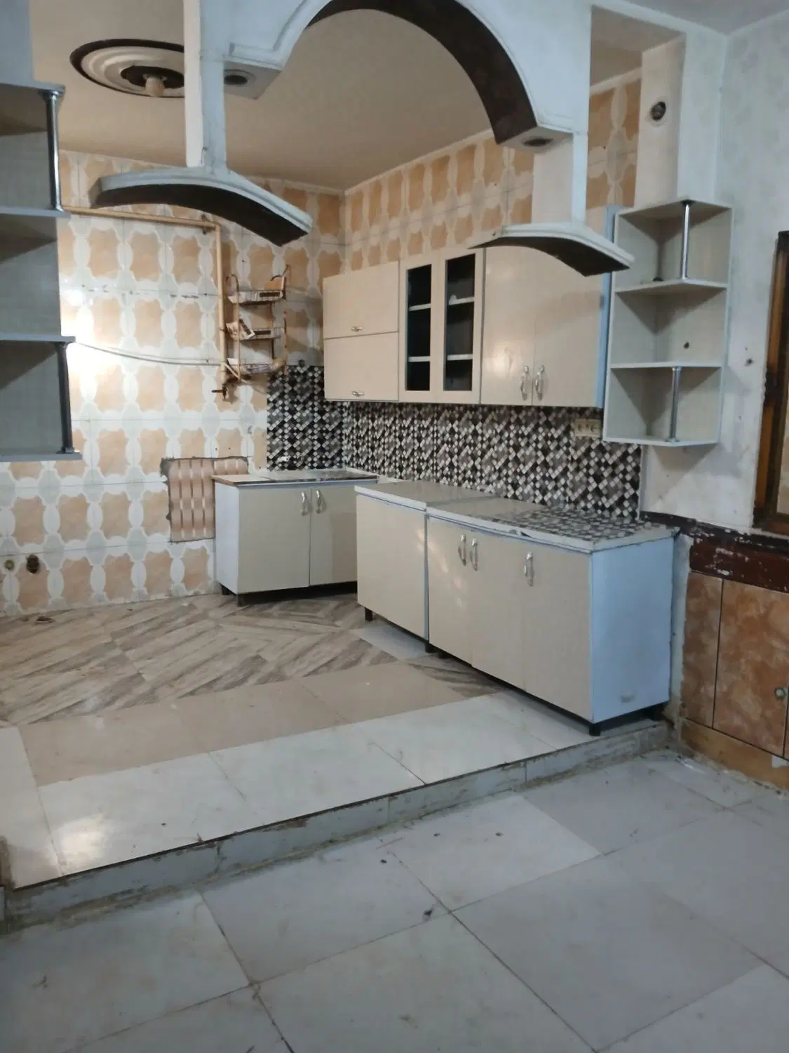 خانه ویلایی با مغازه و یک زمین فروش و رهن