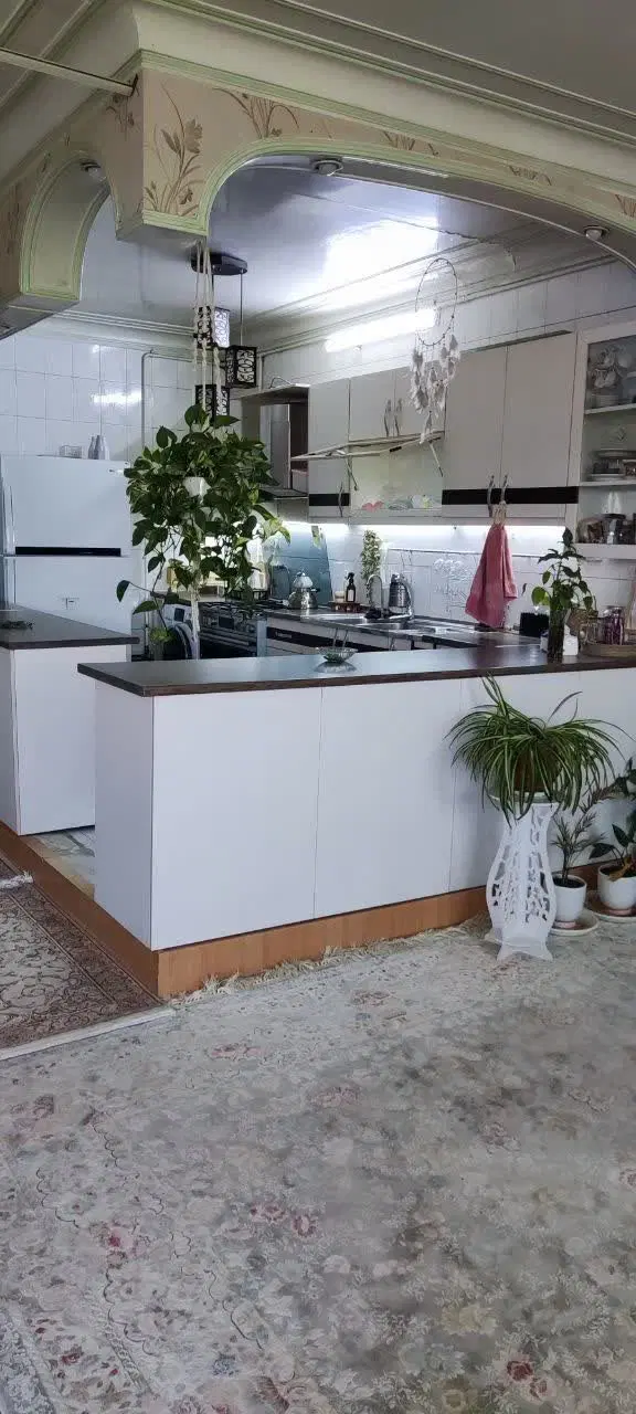 منزل ۳ طبقه بر خیابان معلم