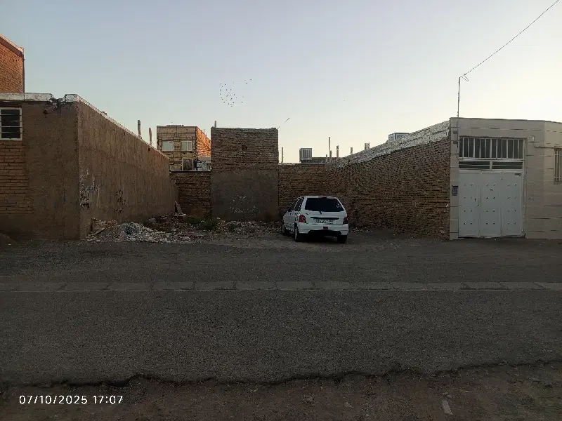 یک باب زمین قلفتی آماده ساخت کف سازی شده