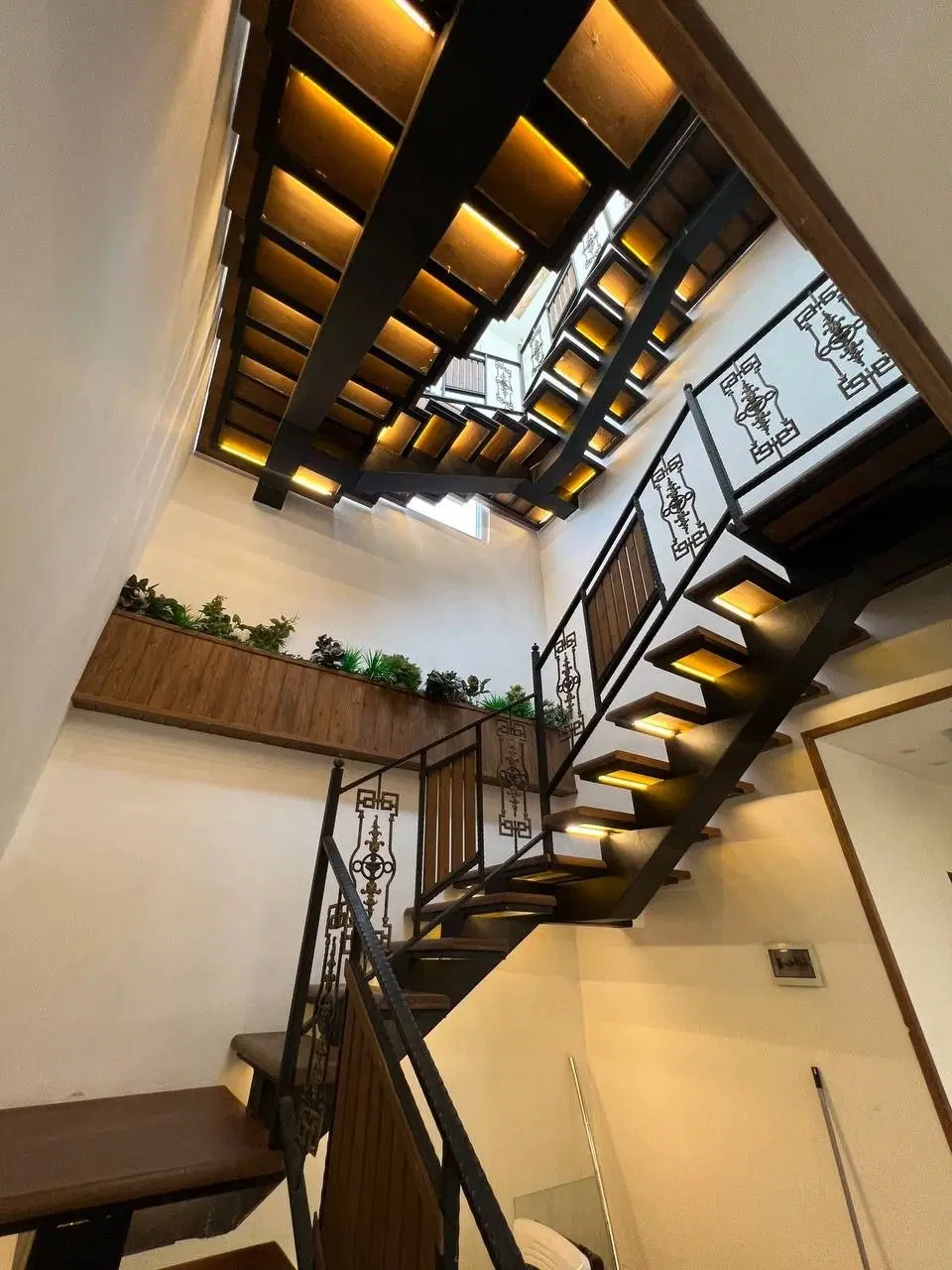 مدرن استخردار*شهرک برند*مهندسی ساز*فول آبشن