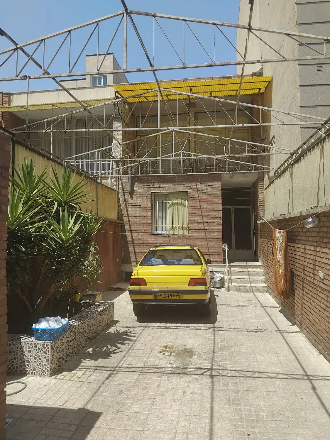 حیاط دربست .موقعیت مناسب