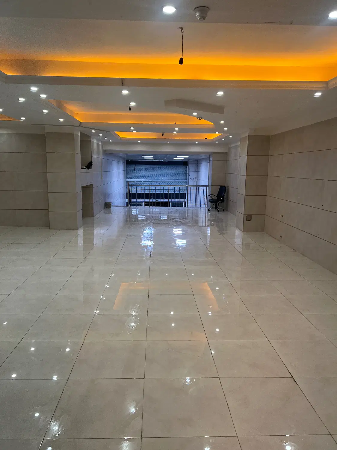 مغازه ۲۲۰ متر دوبلکس جنب شهرداری گلستان خ کاشانی