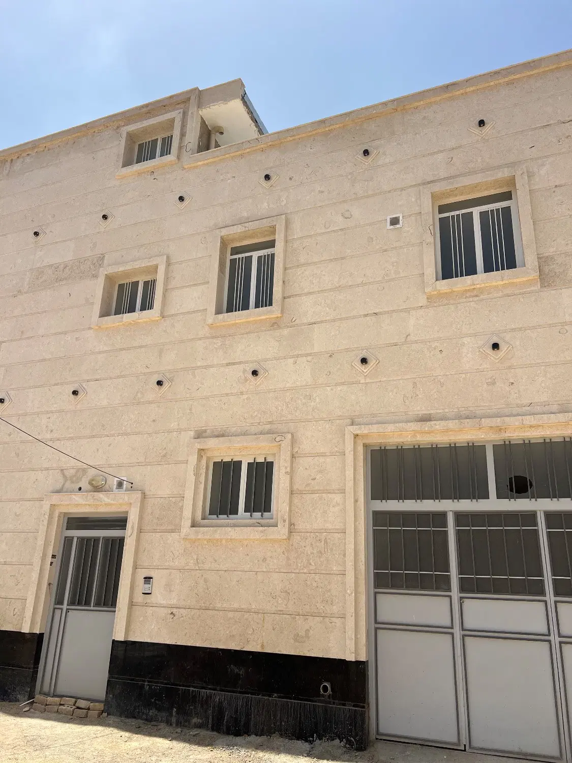 فروش یکجا ساختمان دو طبقه کلید نخورده دستخضر