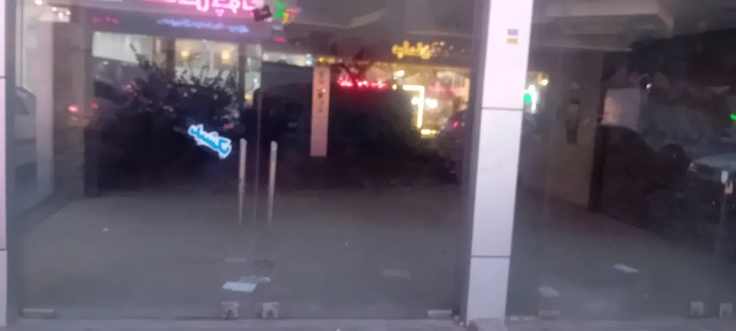یک معازه  به متراژ۱۰۵ متر دارای بالکن ۶۵ متر