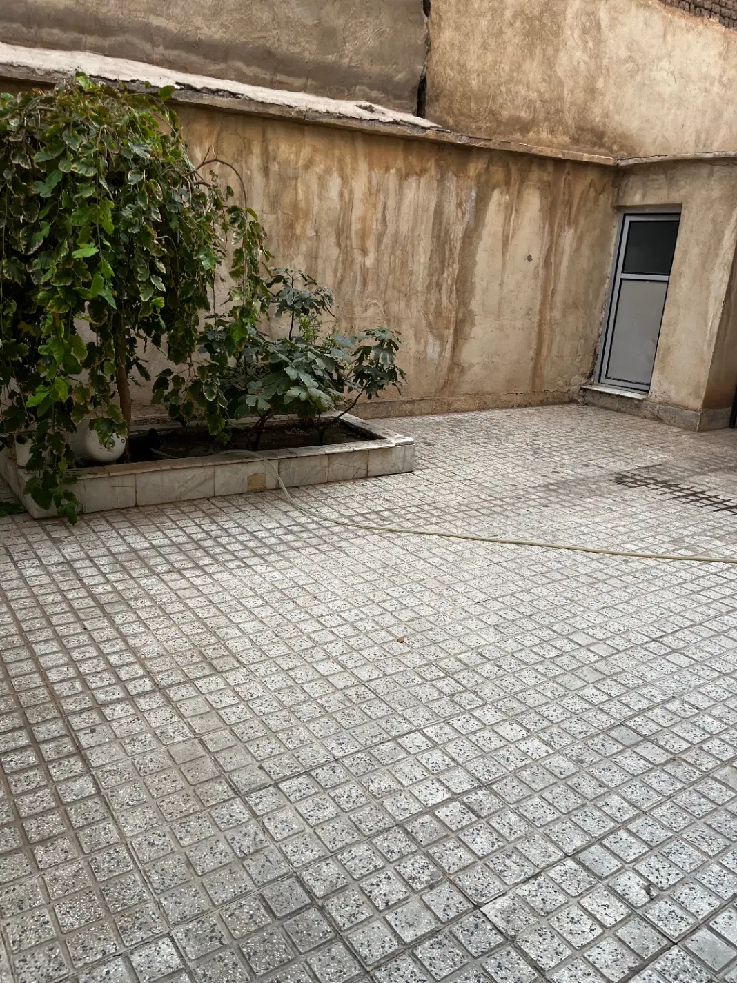 واحد ۷۰ متری ۵۰ متر حیاط محدوده مطهری
