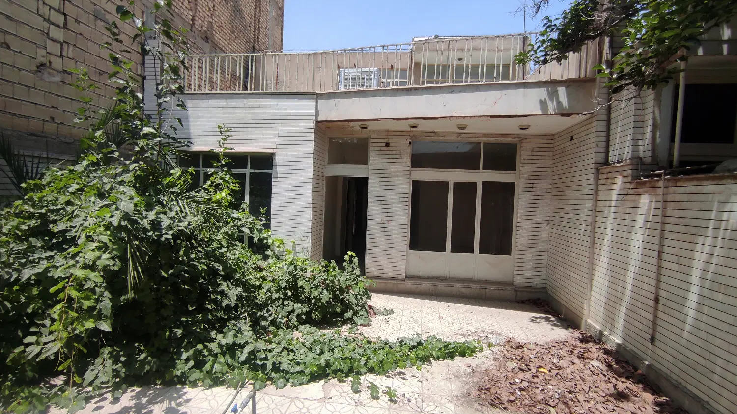 ویلایی کلنگی _ 146 متری _ رباط اول