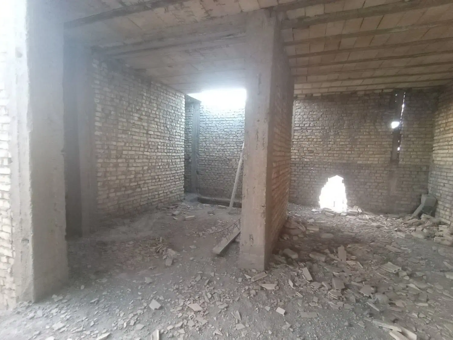 منزل مسکونی دوطبقه نیمه ساز یزد(مهریز)