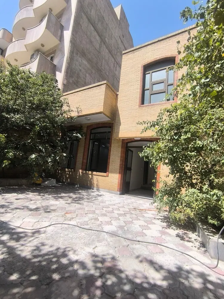 حیاط دربست ایل گلی