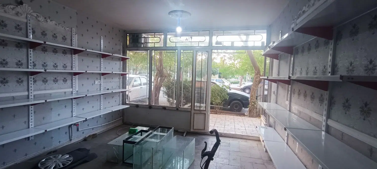 رهن و اجاره مغازه 20 متری حاشیه خیابان آزاده