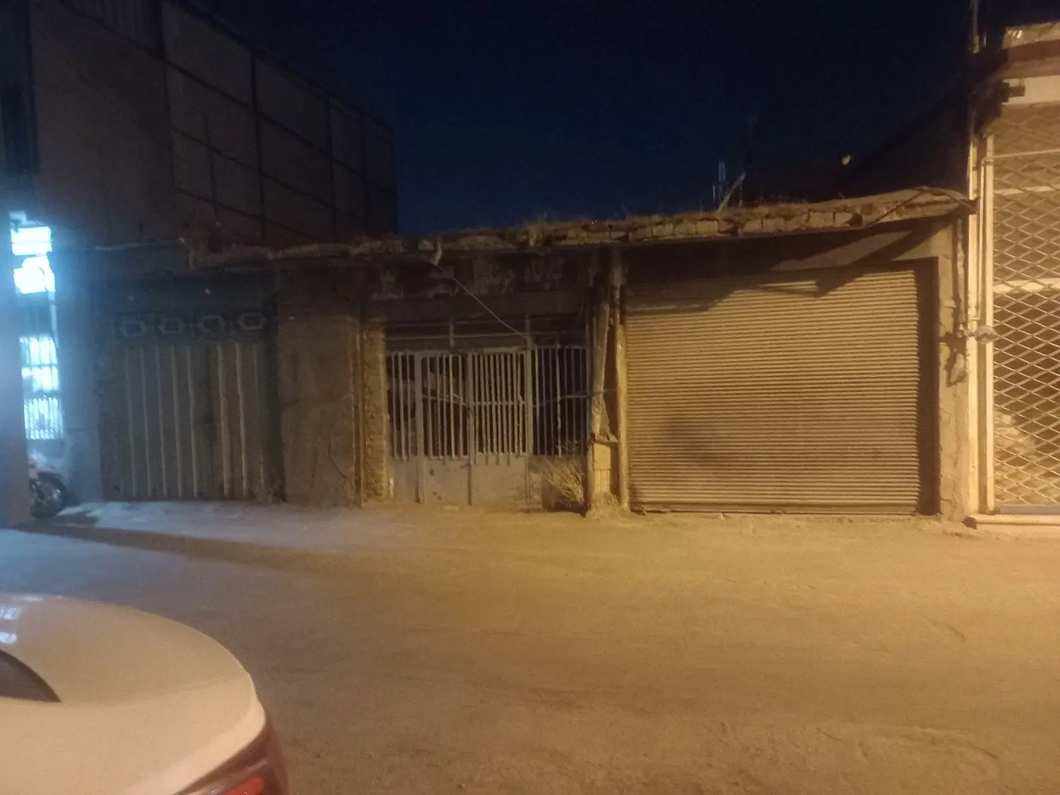 خانه کلنگی با دو دربند مغازه
