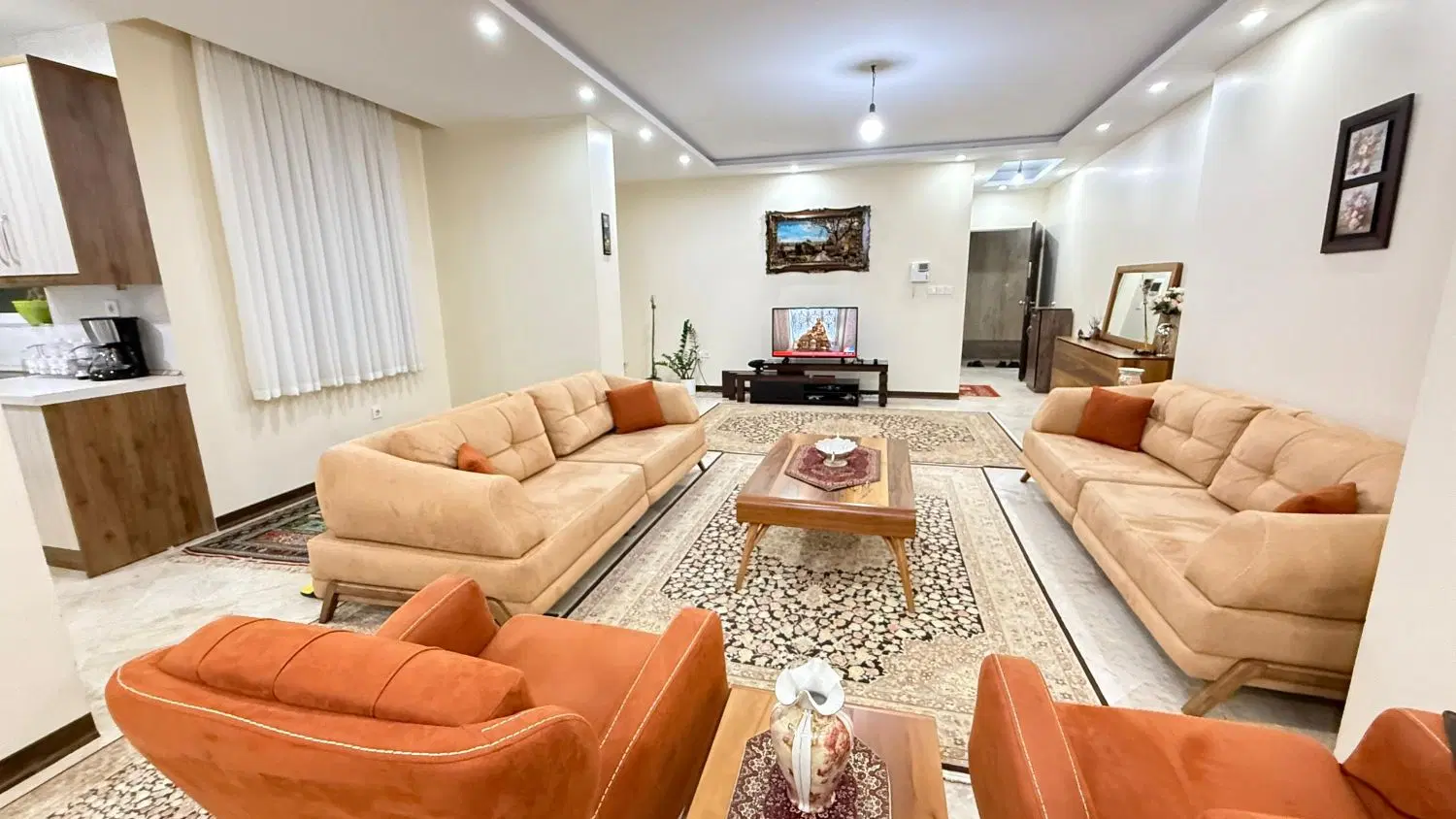 هم خونه فقط خانم خیابان جیحون هستم