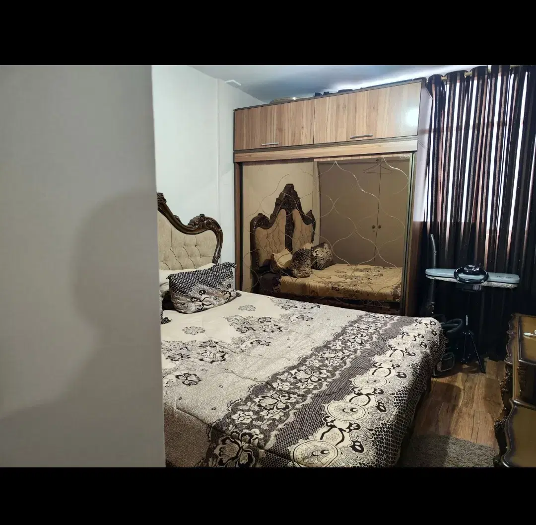 آپارتمان سه طبقه یک جا 120 متری تمیز  با مغازه