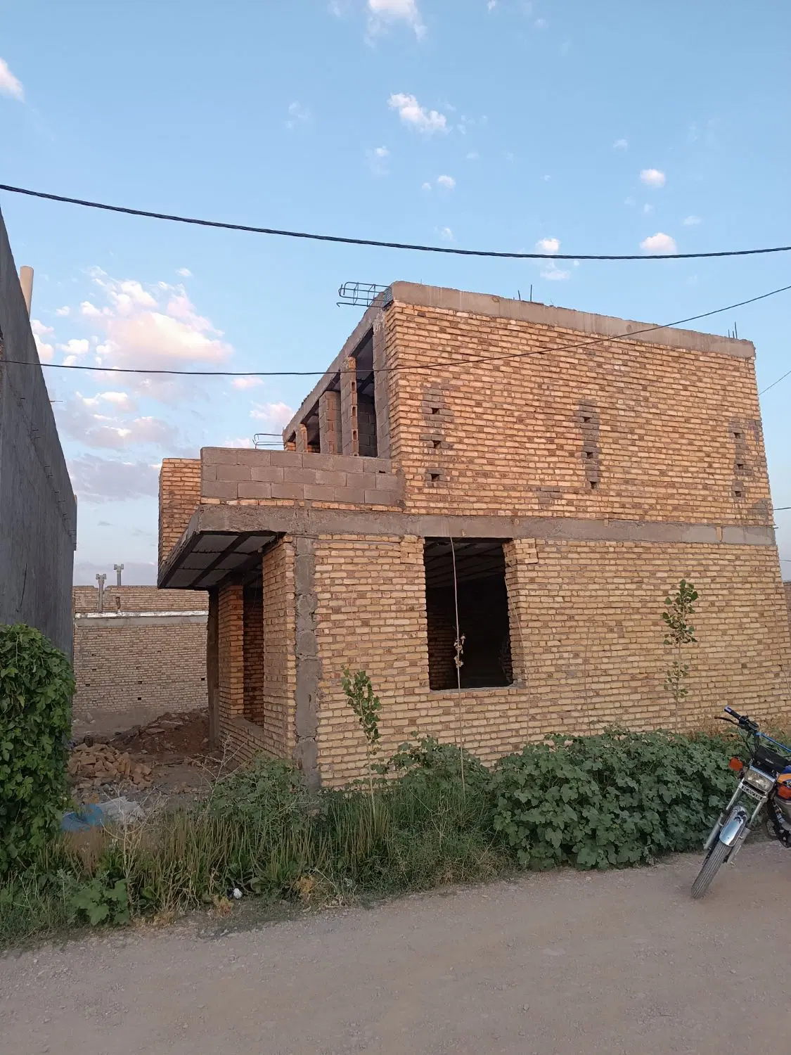 فروش زمین وساختمان نیمه کاره زواجر