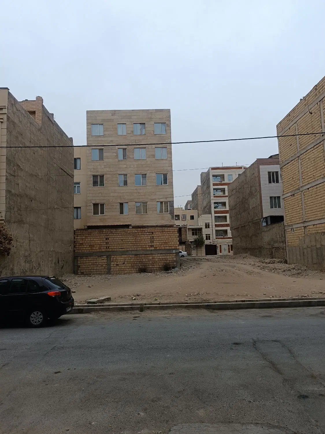 یک قطعه زمین مسکونی ۲۴۲متر یازده متر بحر شمالی ..