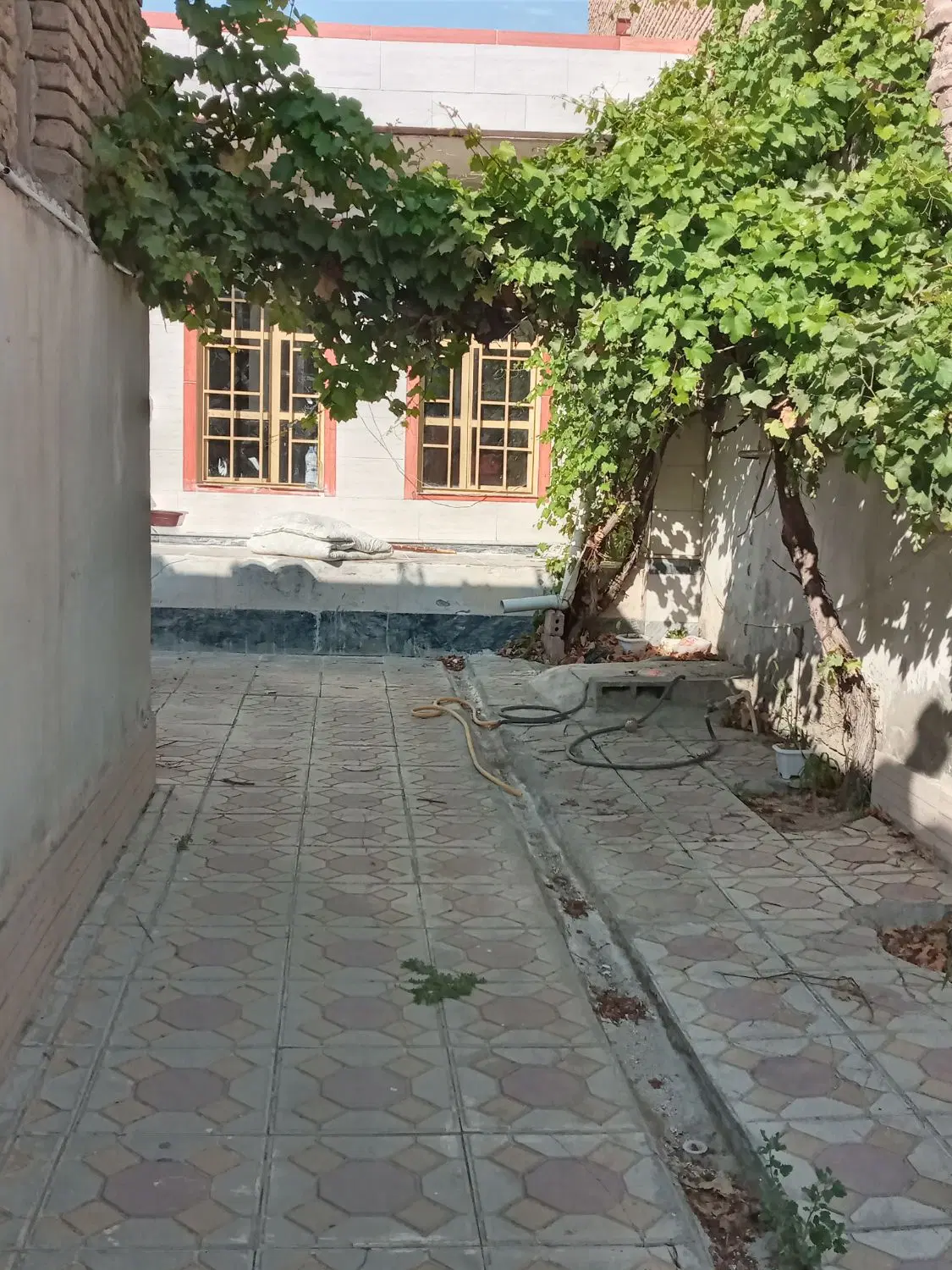 یک واحد مسکونی به اجاره داده میشود
