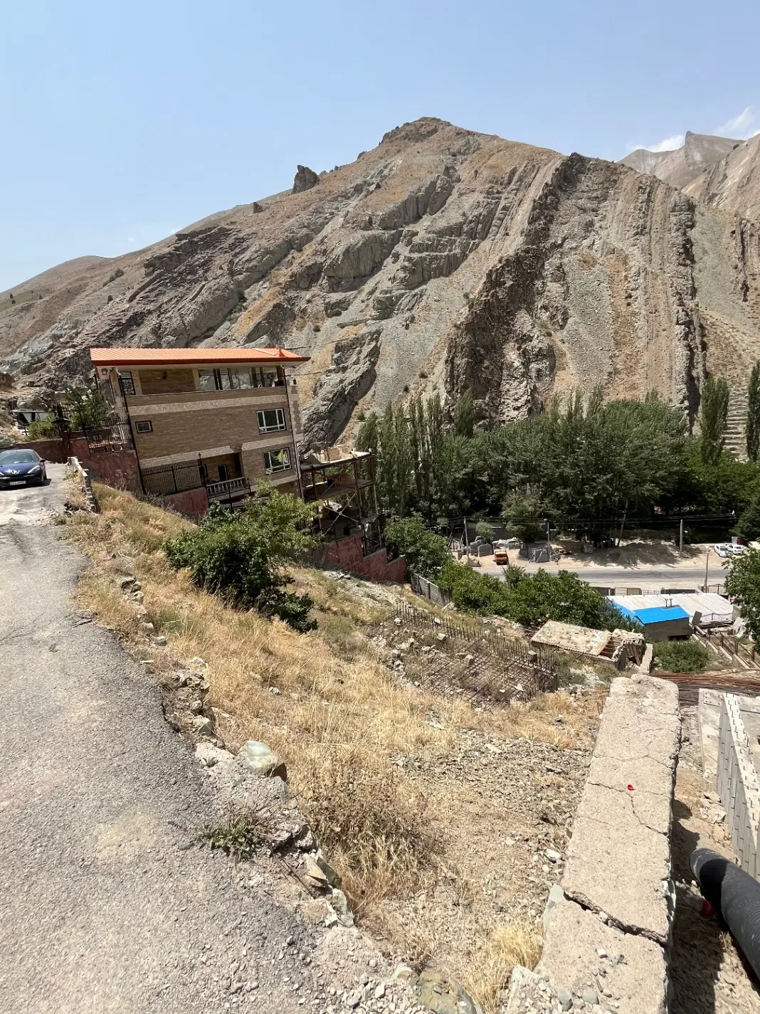زمین در آهار