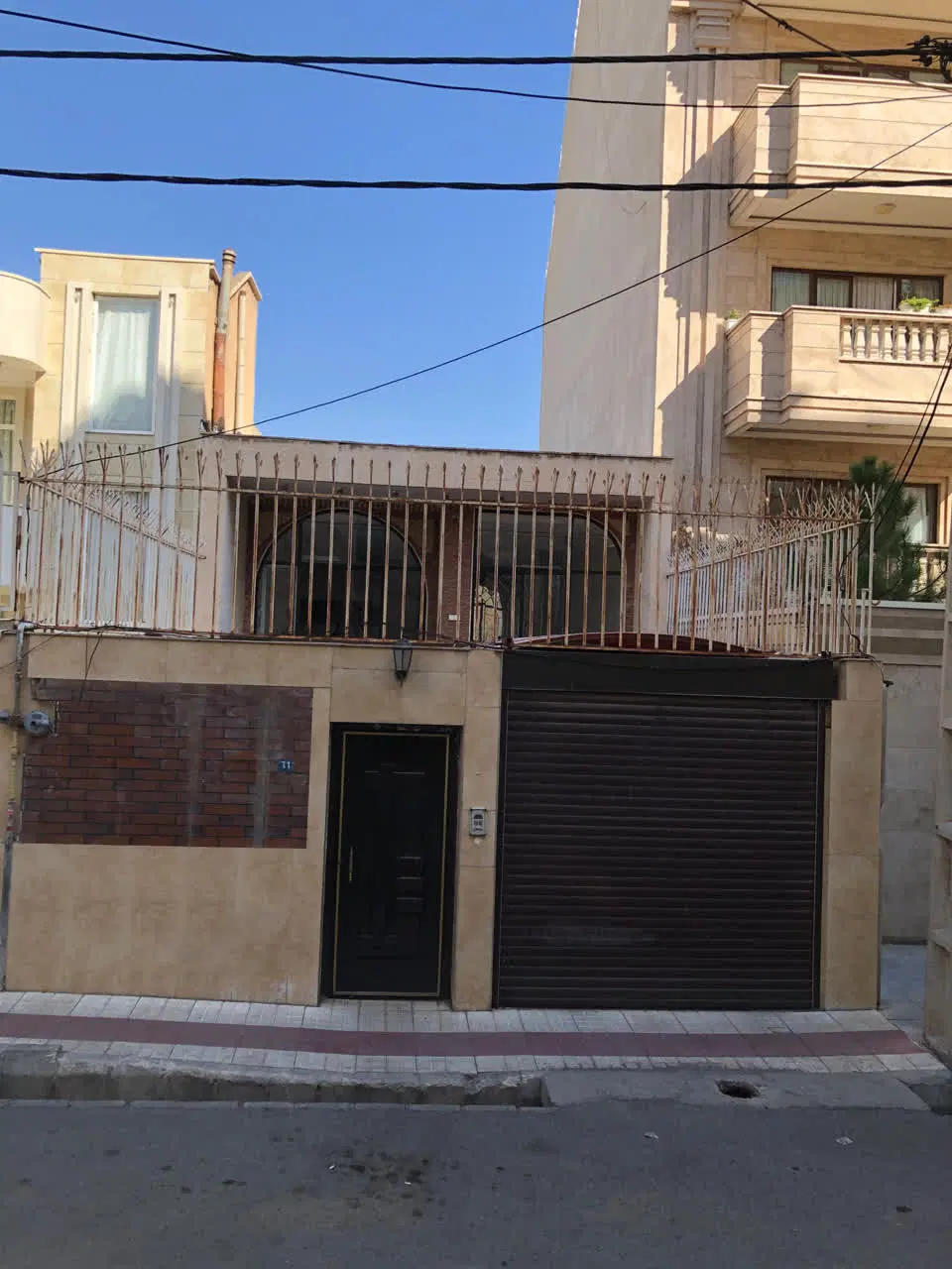 خانه حیاط دار نقلی و لوکس در 13 آبان