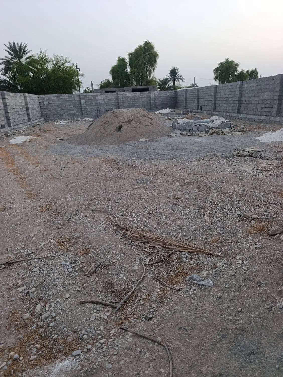 زمین سرخون بر جاده اصلی