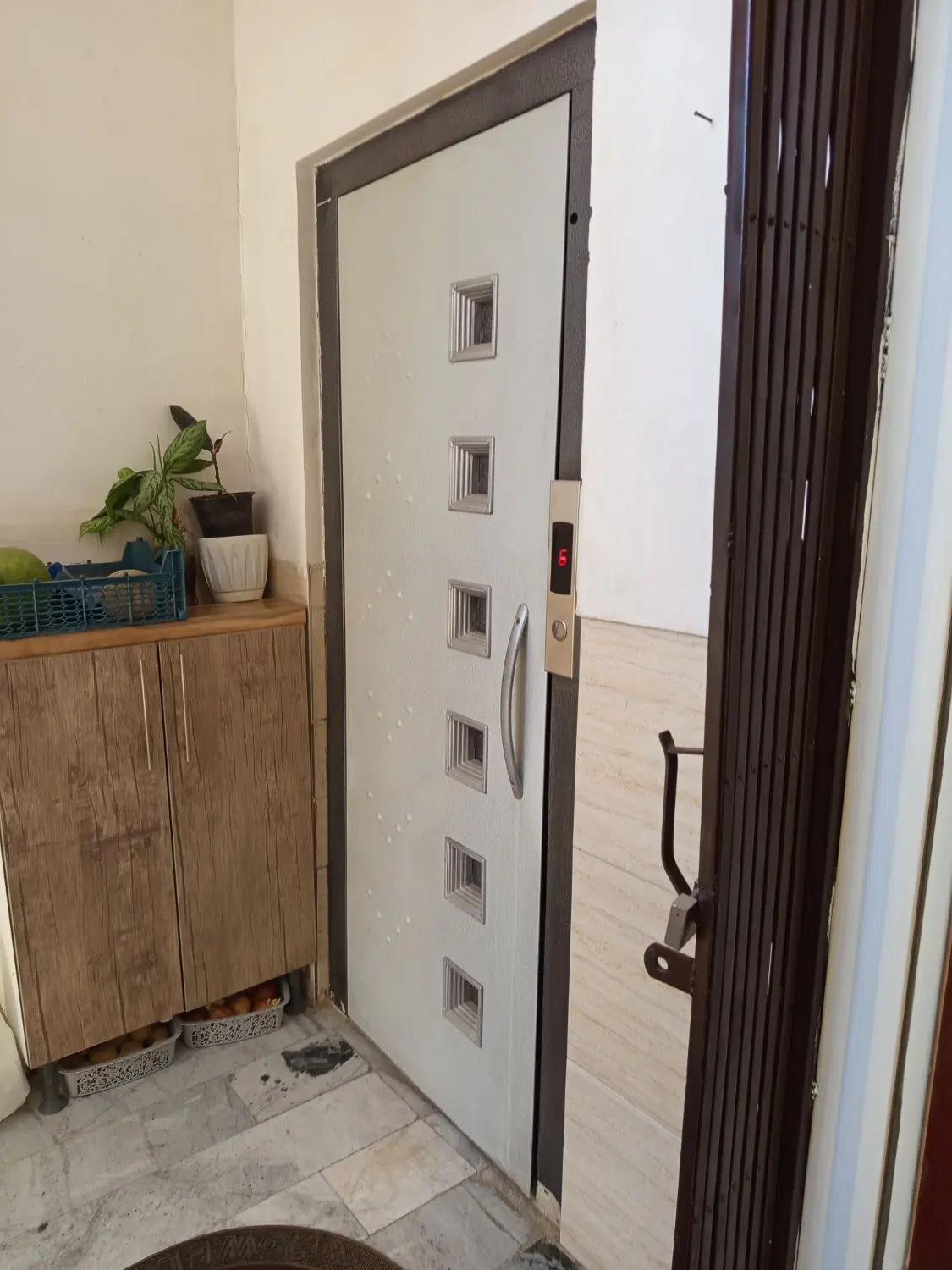 ۸۲متر واحد اداری در بهترین لوکیشن سه راه حافظیه