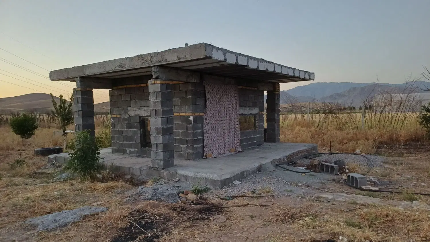 باغ ابادی عمرمل ۱۶۵۰ متر کنار گلخانه