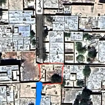 زمین وسط شهر