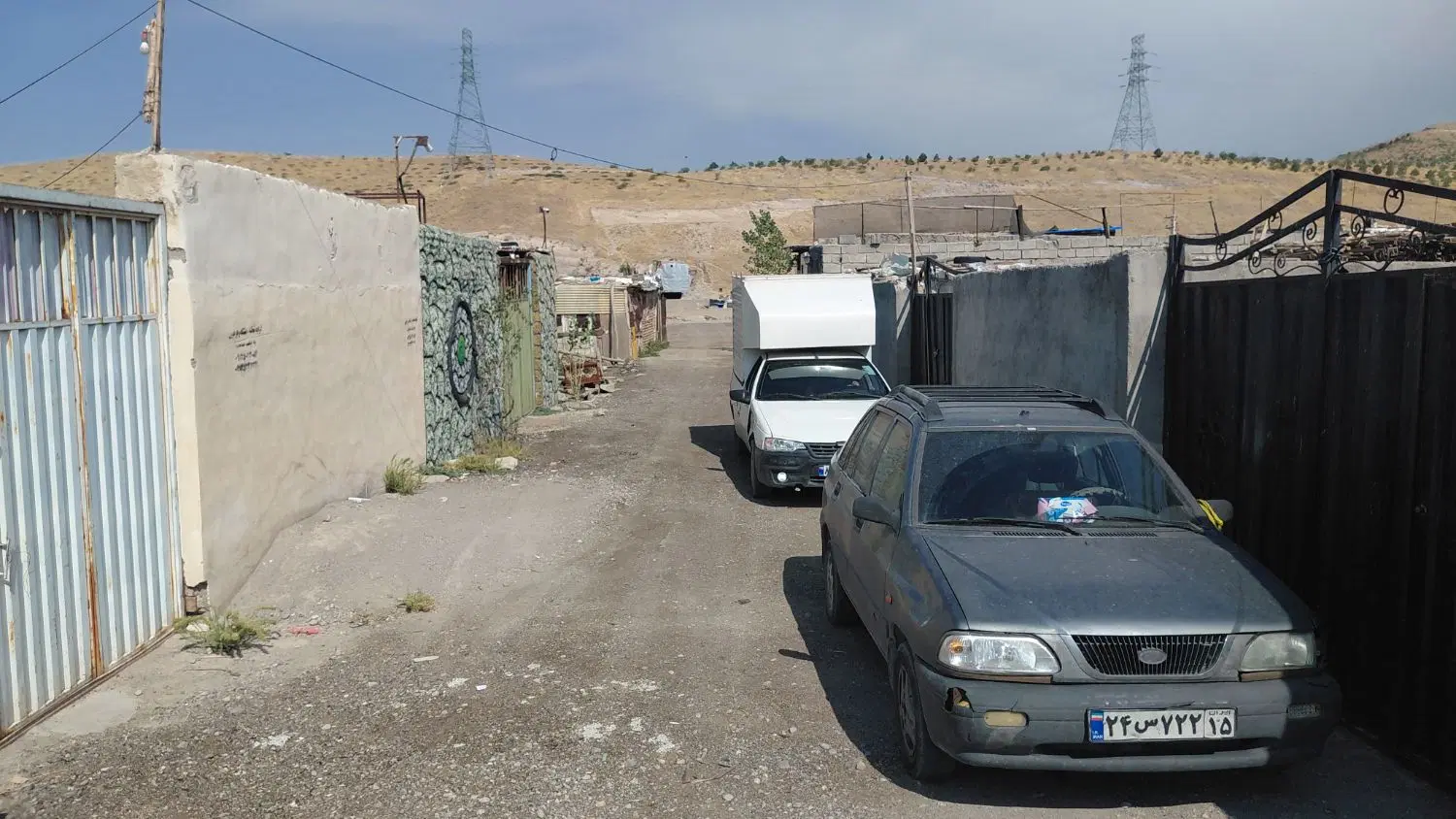 زمین حصار شده در اتوبان کسایی جنب شهرک آزمایش