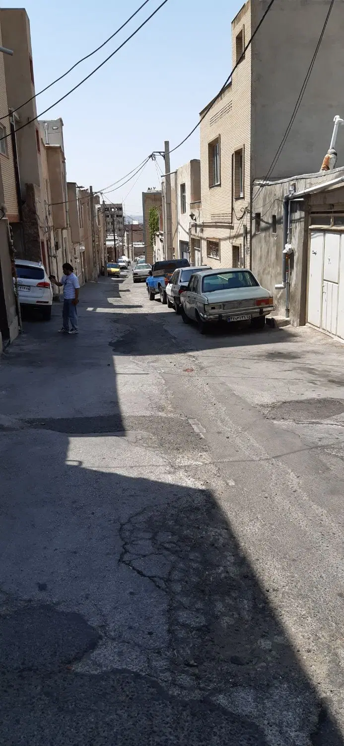 حیاط کلنگی 150 متری قابل سکونت و برای ساخت و ساز