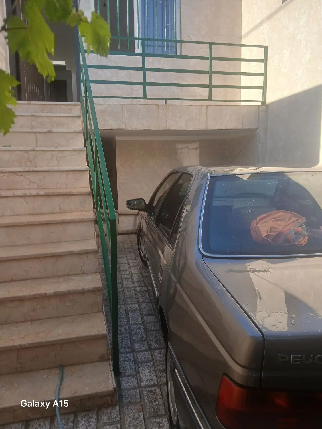 منزل ویلایی با حیاط ماشین رو در کلاک