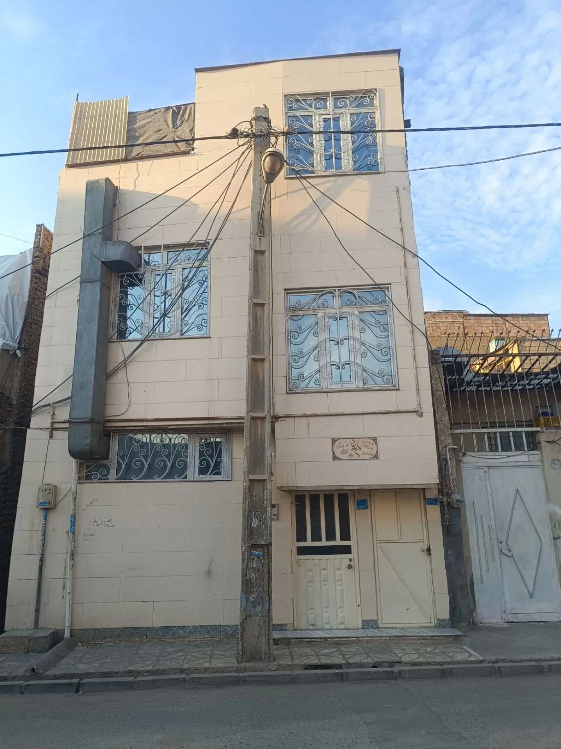 خانه ویلایی دو طبقه و نیم بازسازی شده