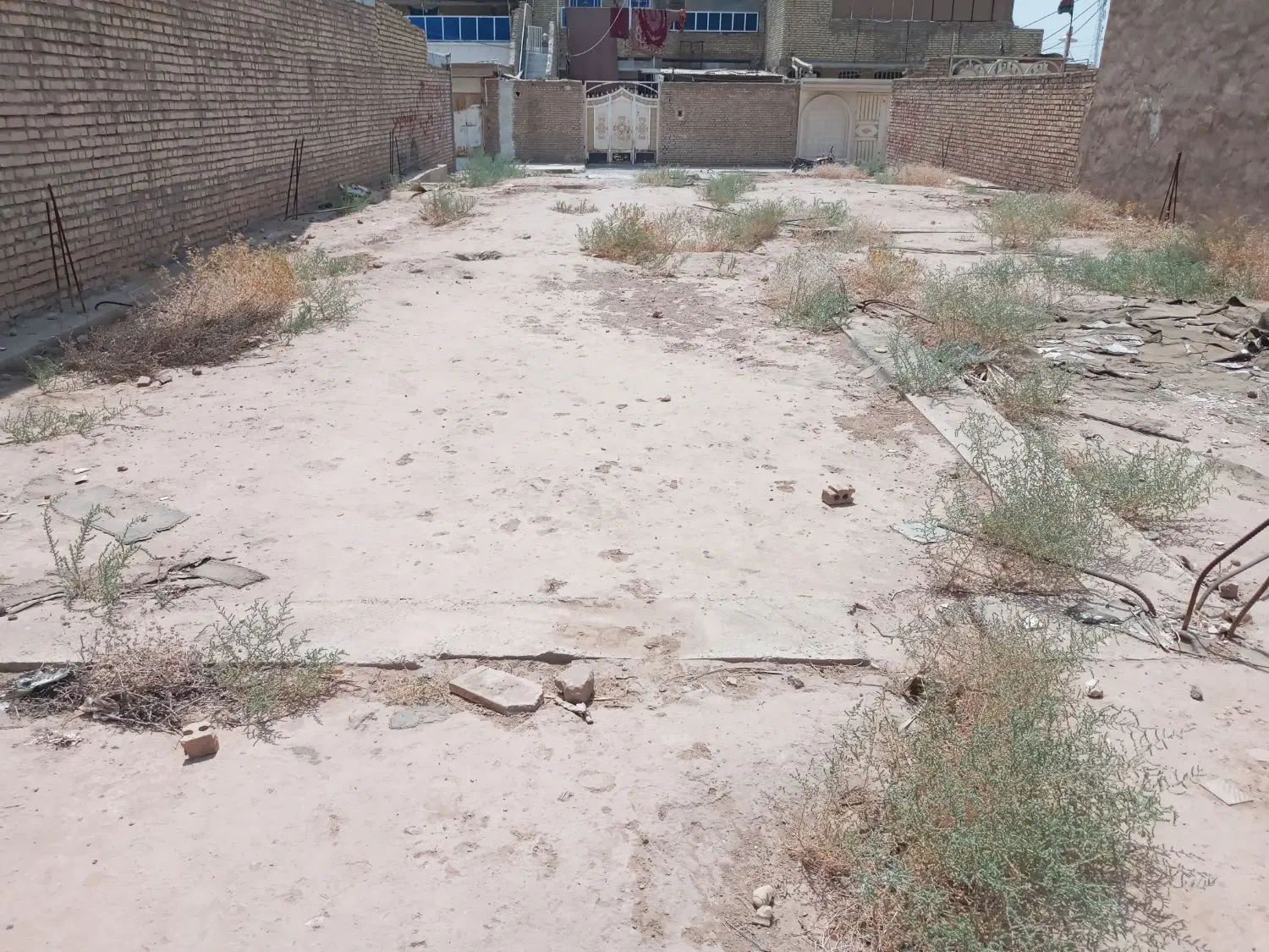 یک قطعه زمین در روستای دهکده