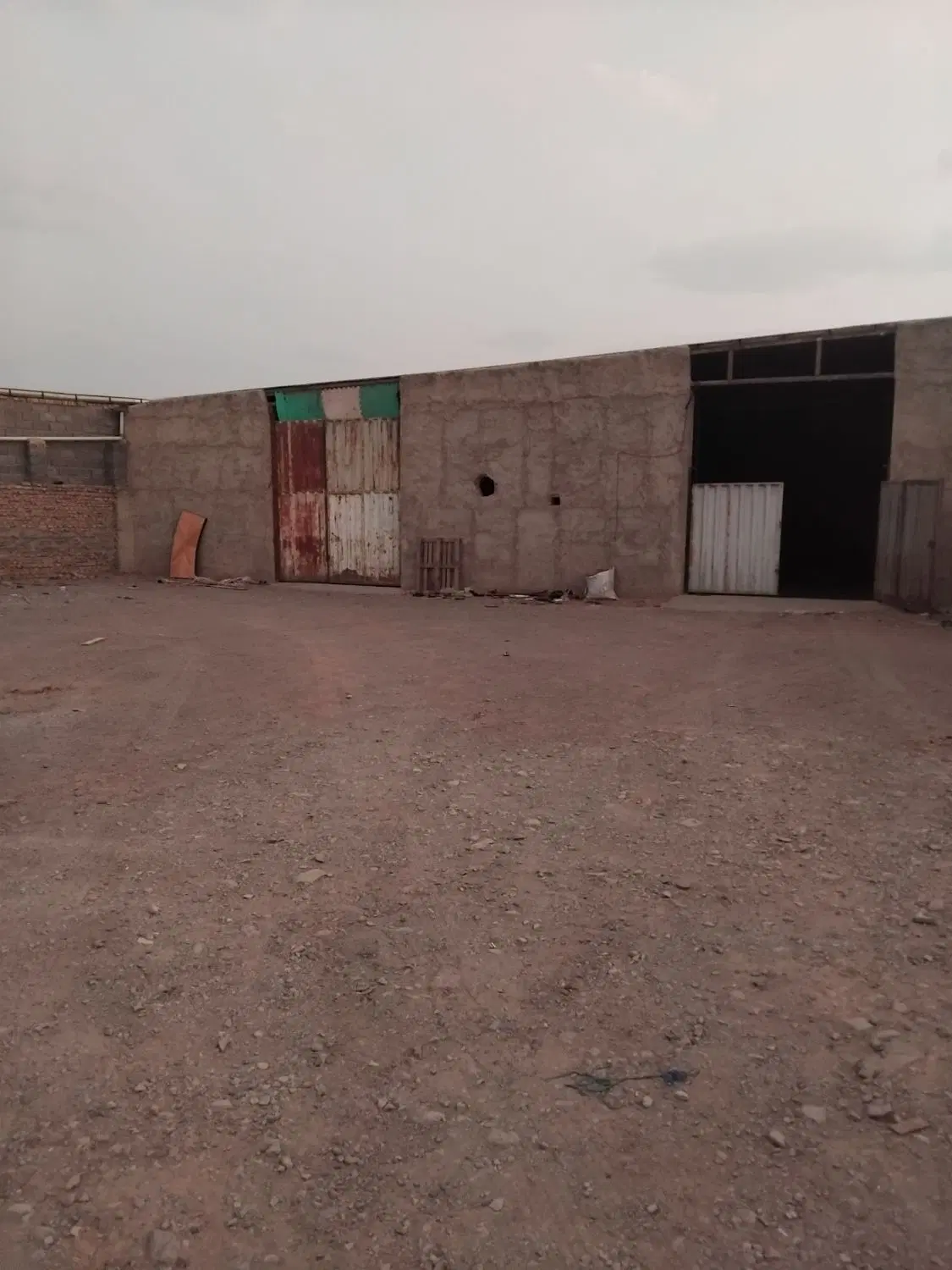 اجاره‌۳۵۰مترسوله با حیاط۶۰۰متری(حاجی‌آباد)