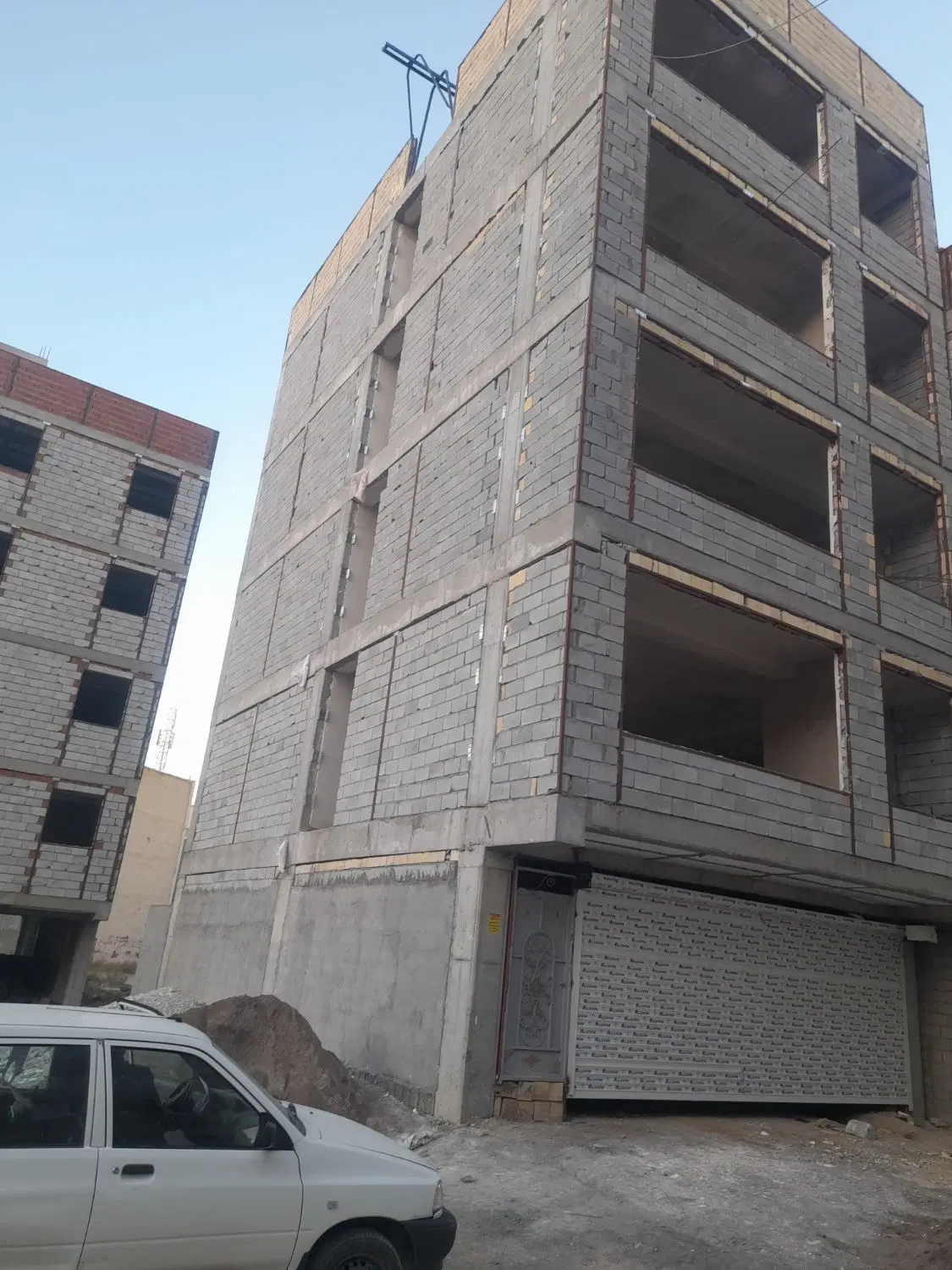پشت شوراسنتر شهرک لاطران ۹۰ متر مفید