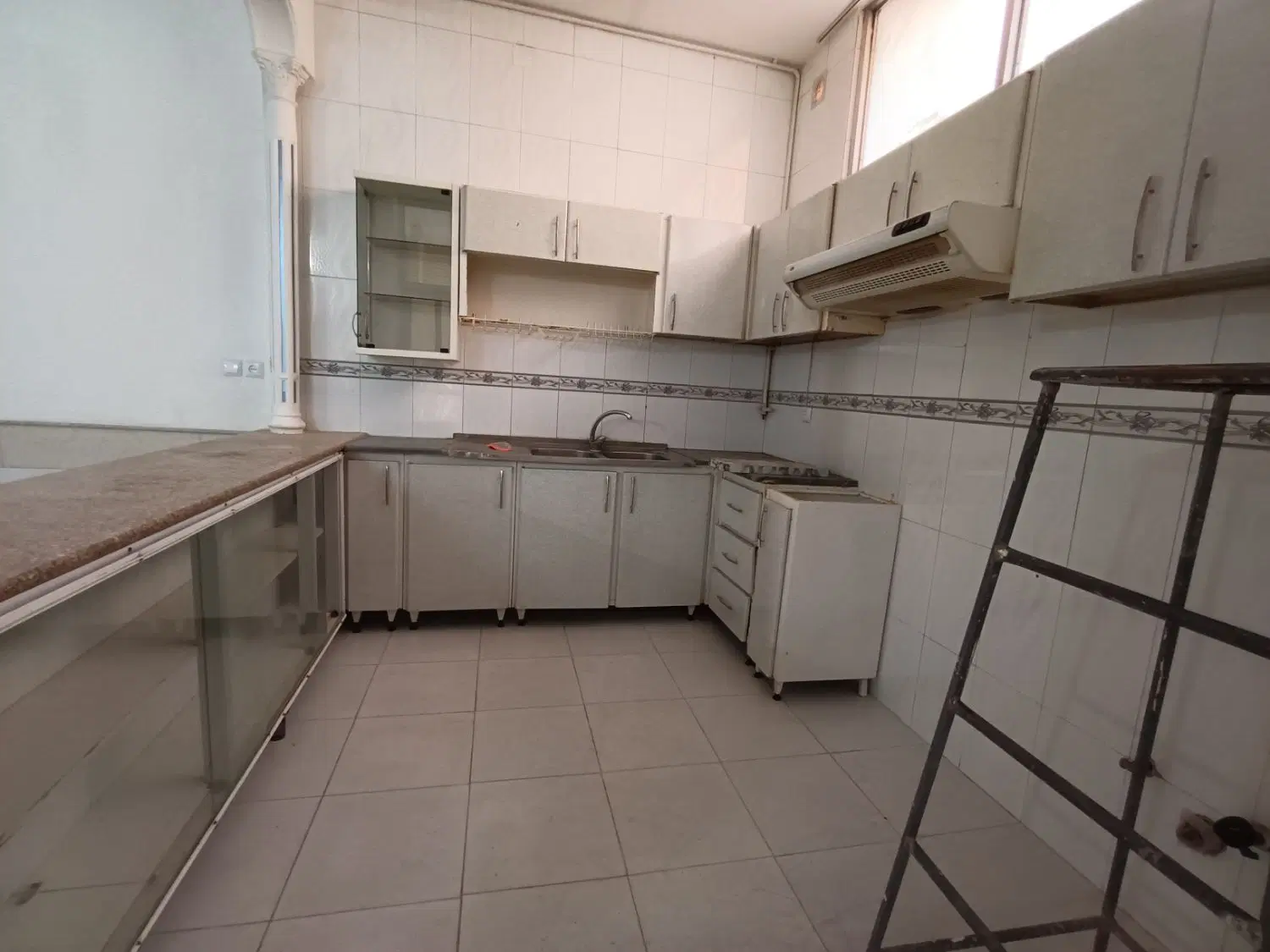 زیرزمین اجاره ای ۱۲۰ متر  یک خواب ورودی مستقل