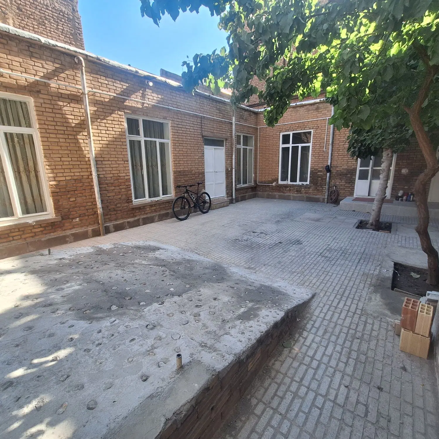 حیاط دربستی نزدیک دانشگاه هنر و پرستاری خ آزادی