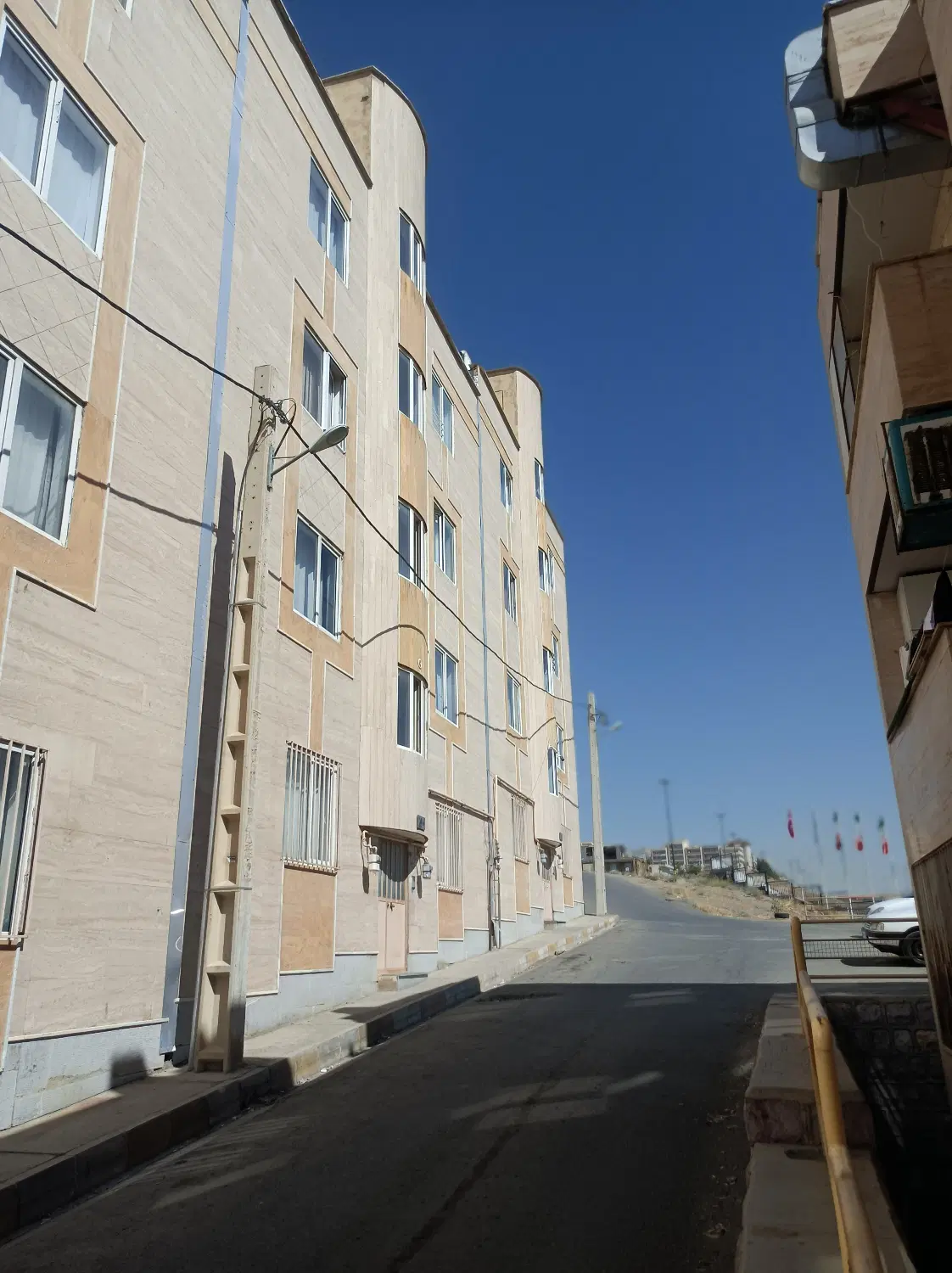 آپارتمانی بیت رهبری شهرک اداره راه