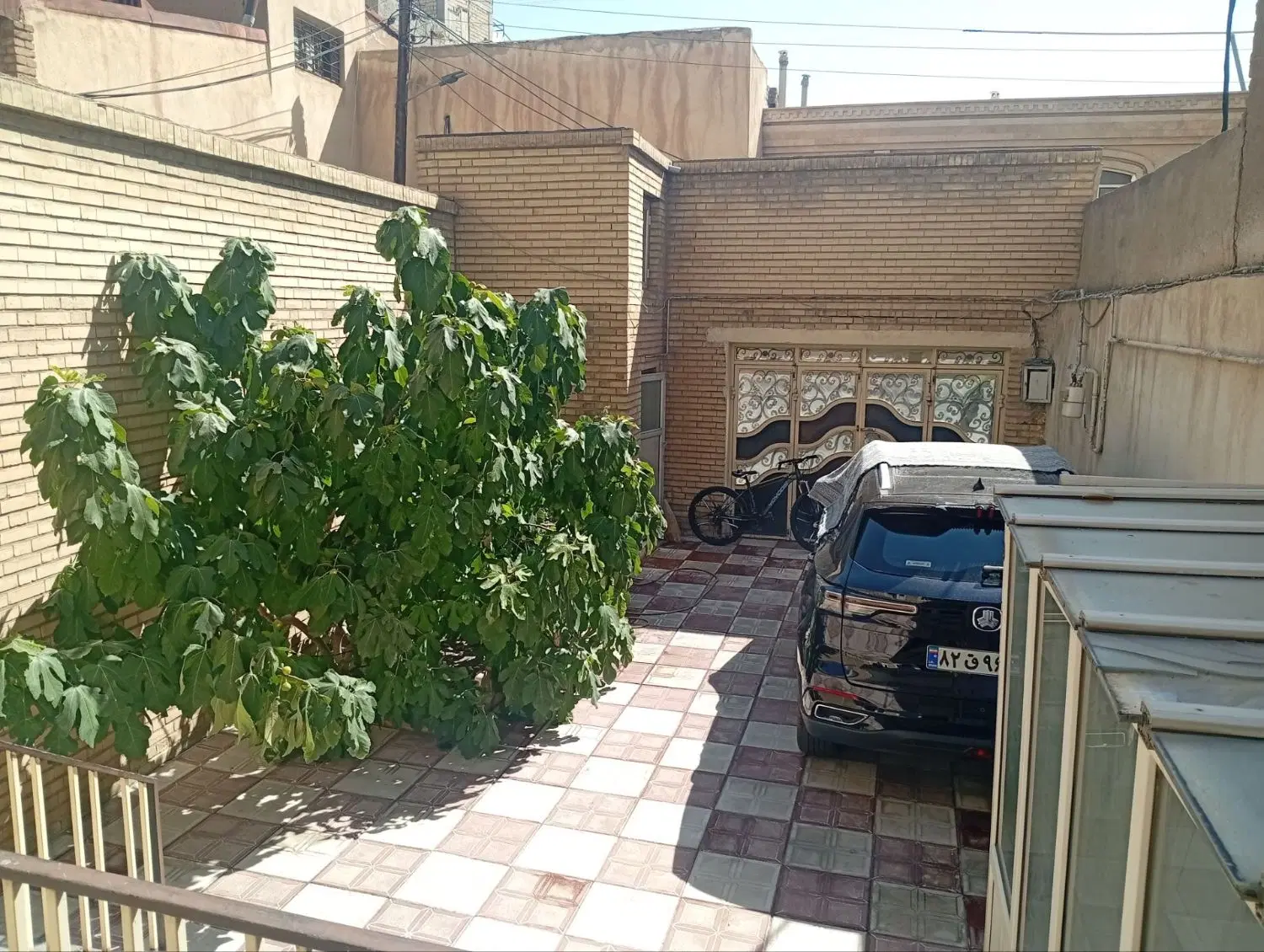 حیاط لوکس در منطقه اعیان نشین شرشرا