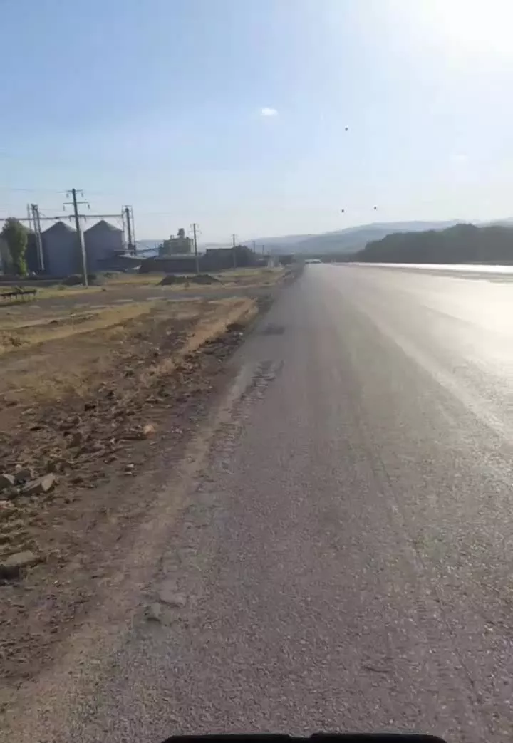 زمین چسب تویسرکان بحردوم کنار پارکینگ کارخانه ارد