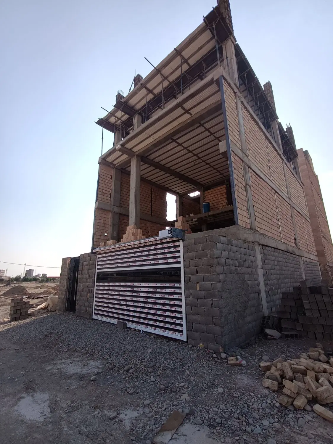 ملکیت نیمه کاره استخر دار  در شهرک پاسداران گلزار