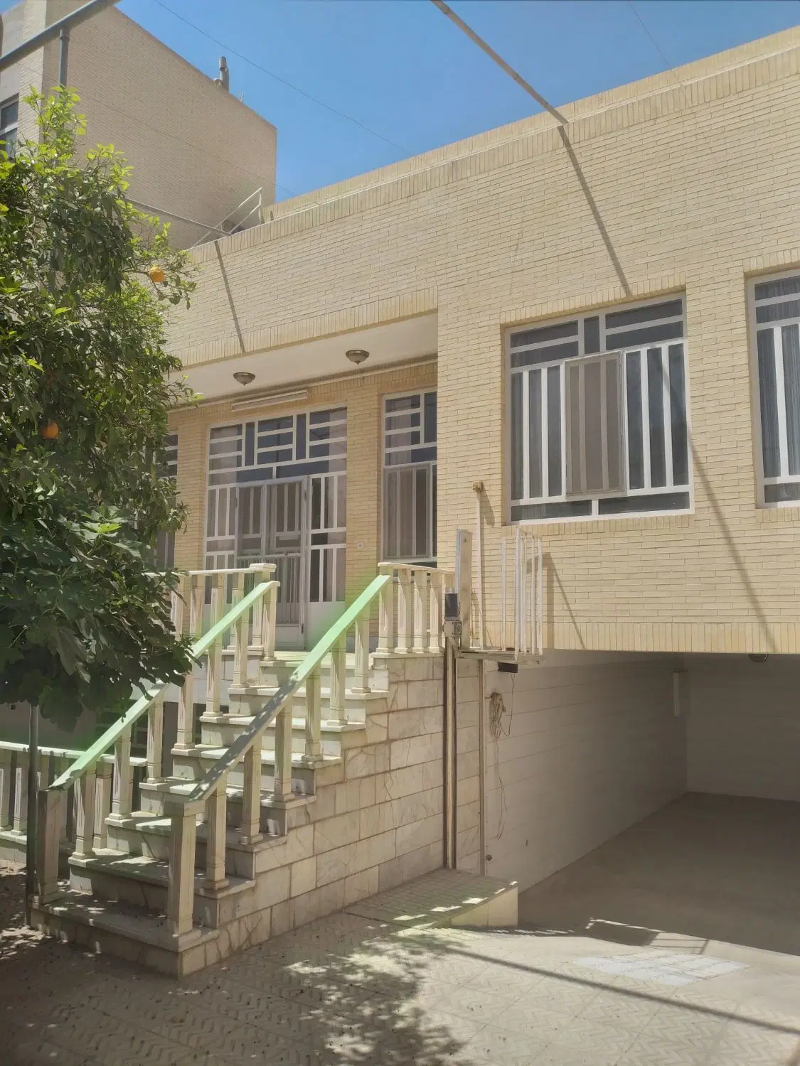 منزل مسکونی ۵۲۰ متر قابل سکونت نو  خیابان کاشانی
