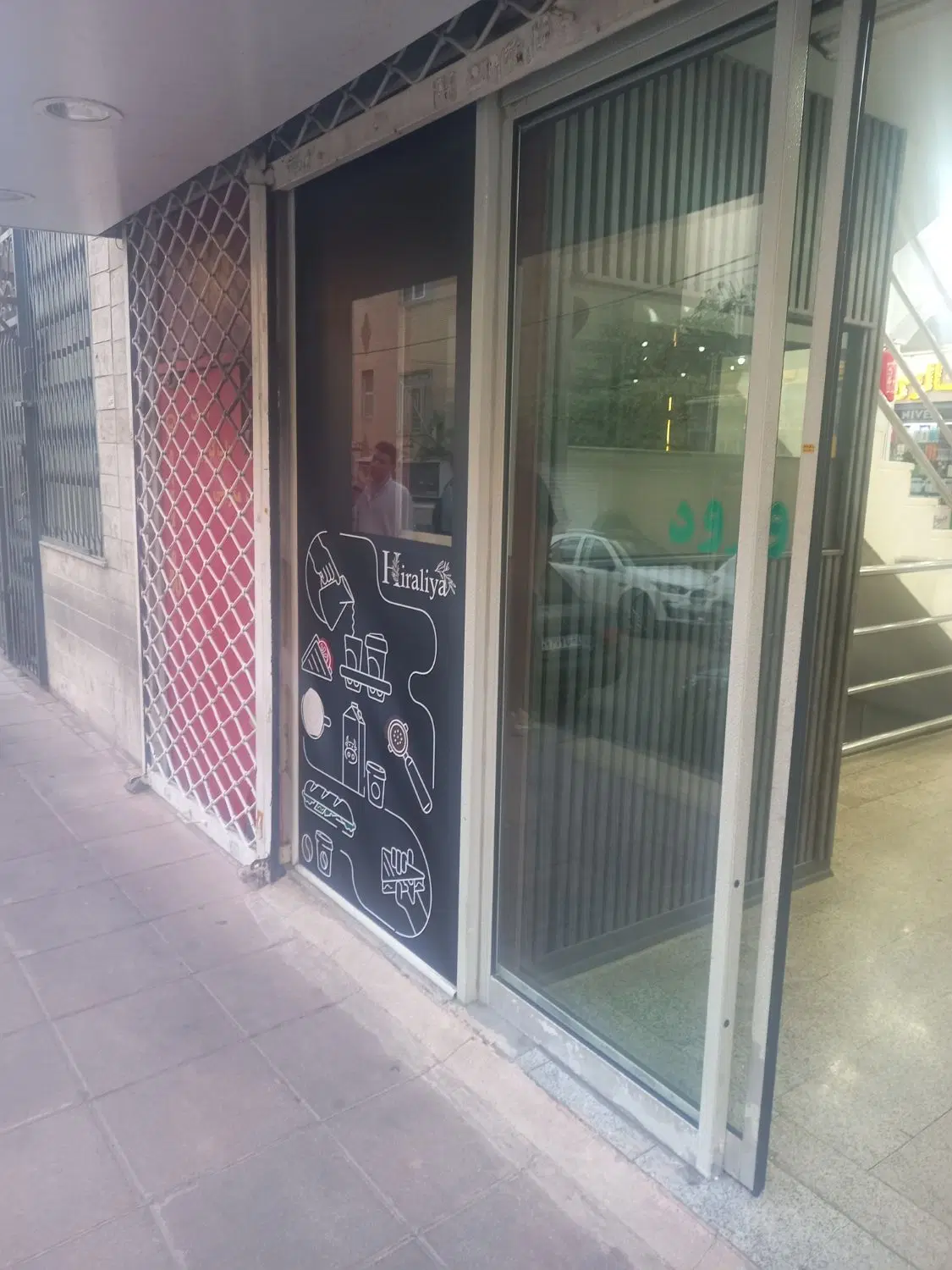 عرضه ای حدود چهار متر داخل پاساژ بادرب مستقل