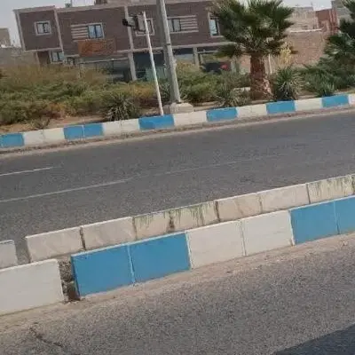 زمین تجاری اداری۷۰۲متر دارای ۵۳متردو دهنه مغازه