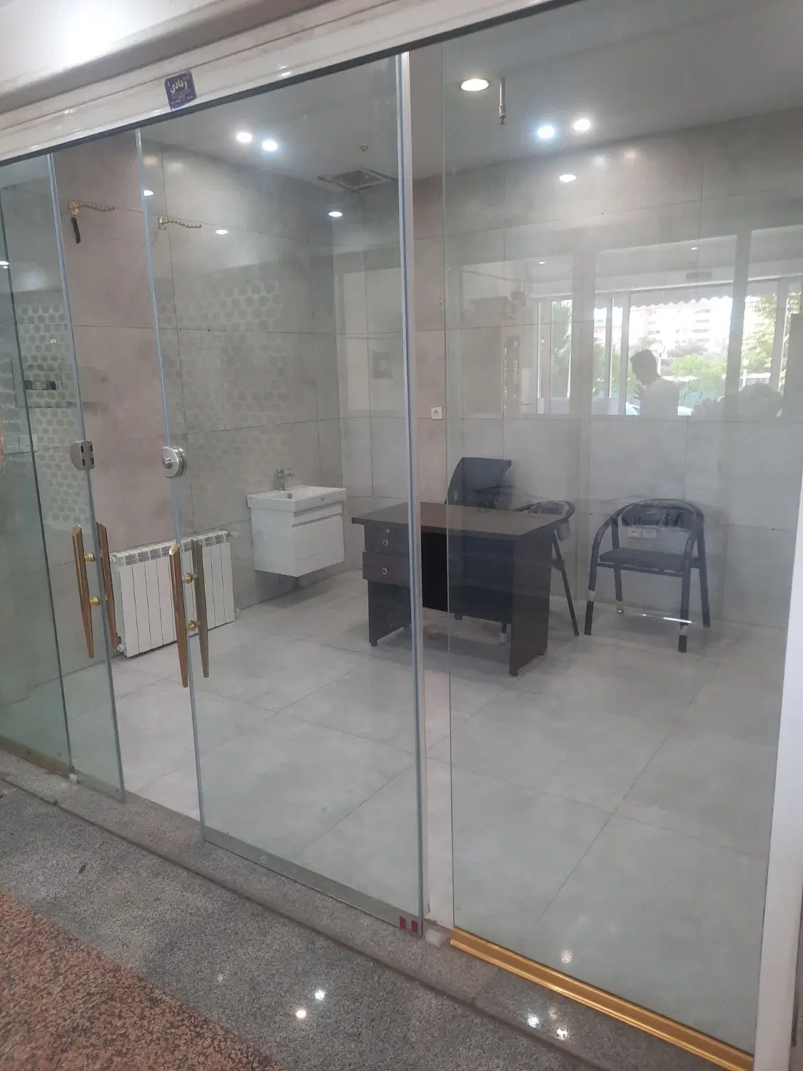 مغازه ۱۳ متر در خیابان استخر پاساژ بهاران اکباتان