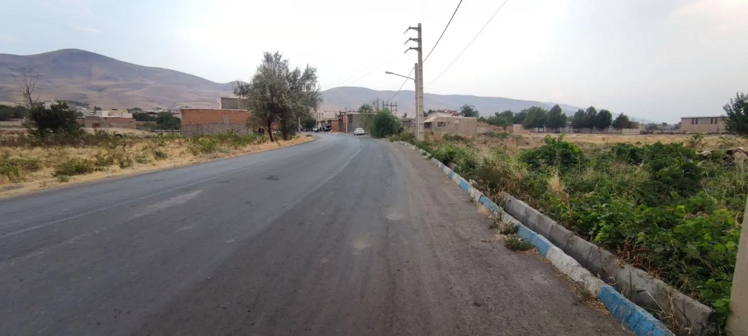 زمین،ورودی شهر گودین،بر جاده