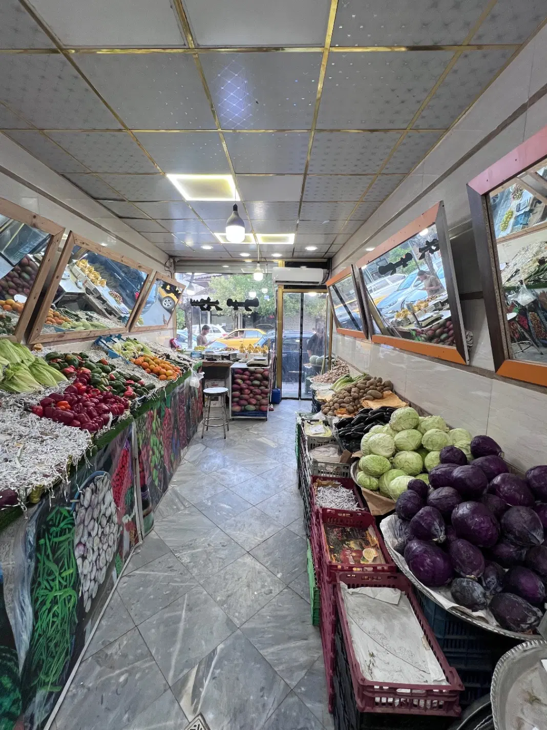 بر اصلی خیابان امام مرکز شهر جنب بانک صادرات مرکزی
