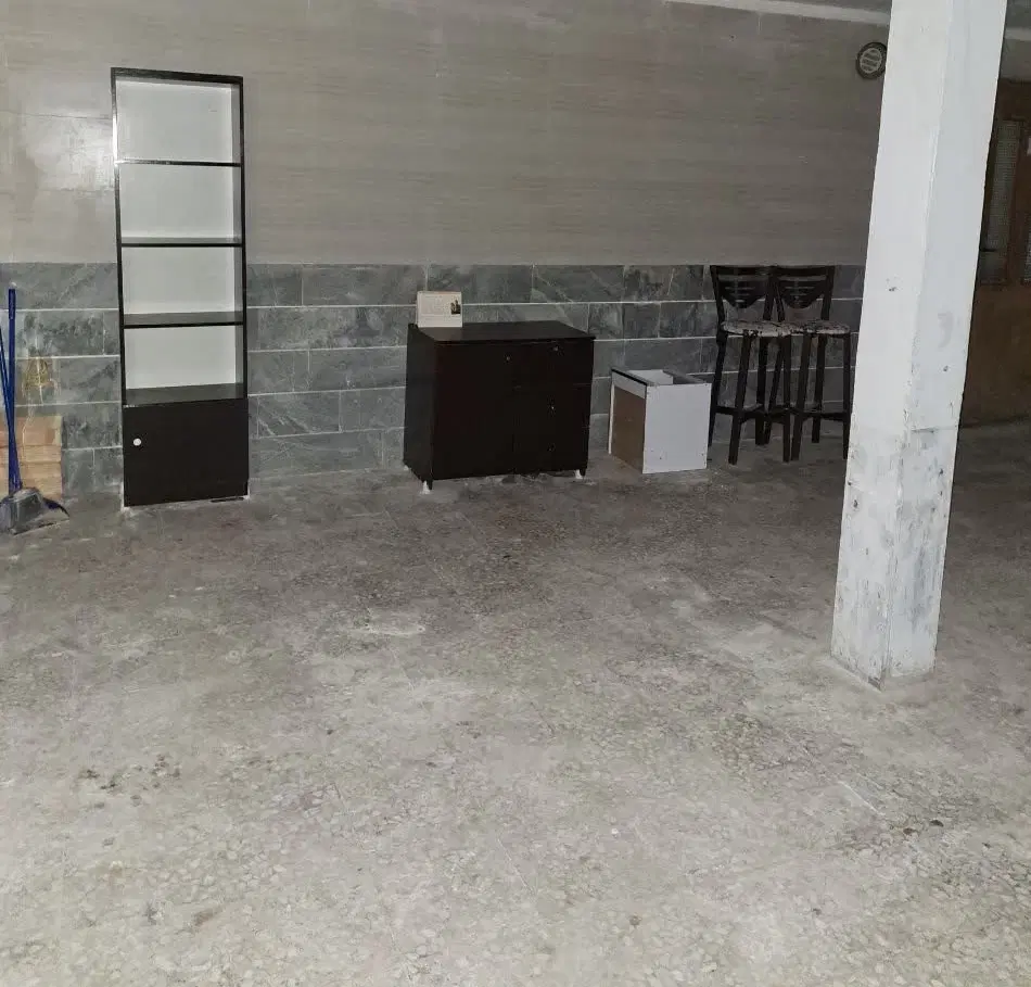 بر خیابان اصلی روبروی پارک