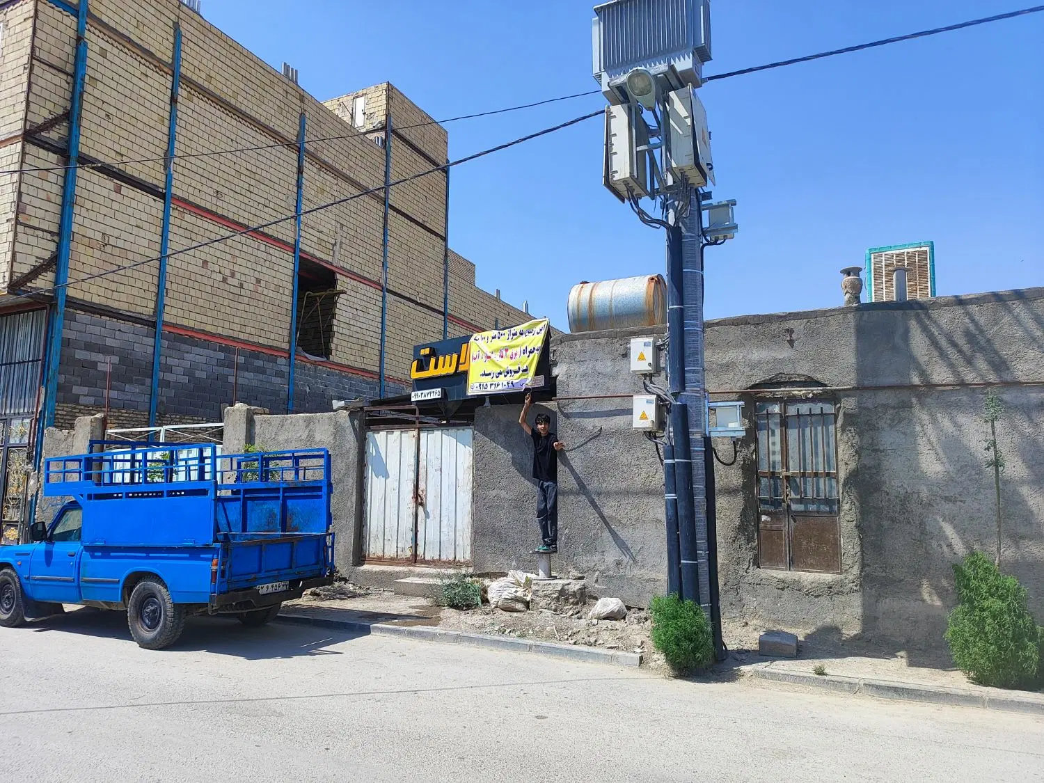 زمین به متراژ ۵۰۰ متر ، همراه ۱۰۰ بنا ،برق سه فاز