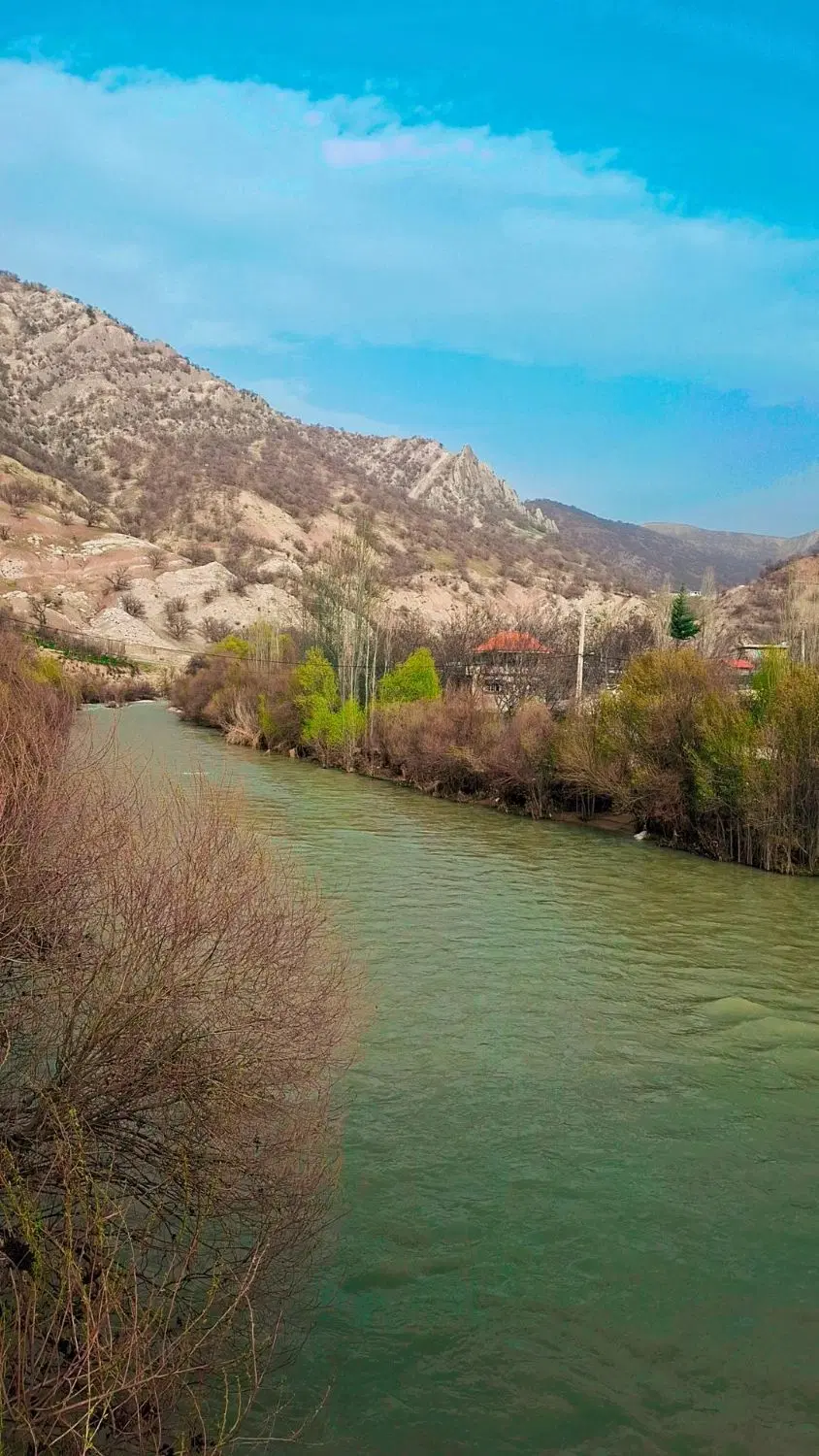 زمین آبی در روستای خوش آب و هوای قلات