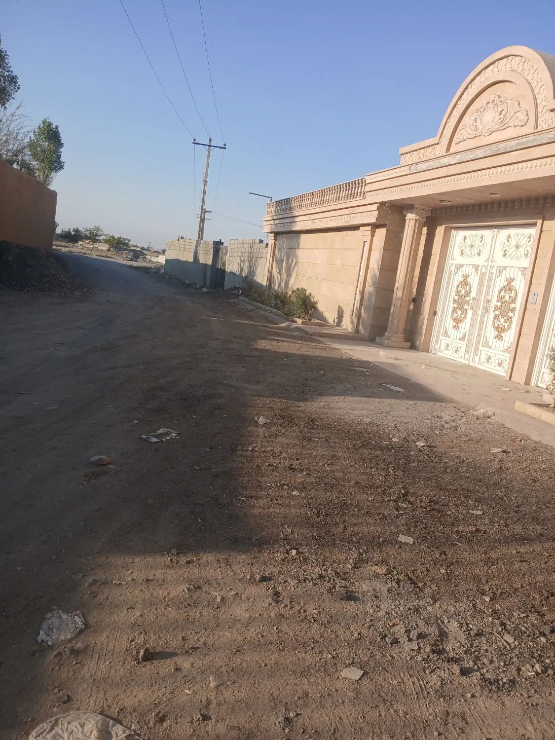 ۸۴۰ متر دور دیوار
