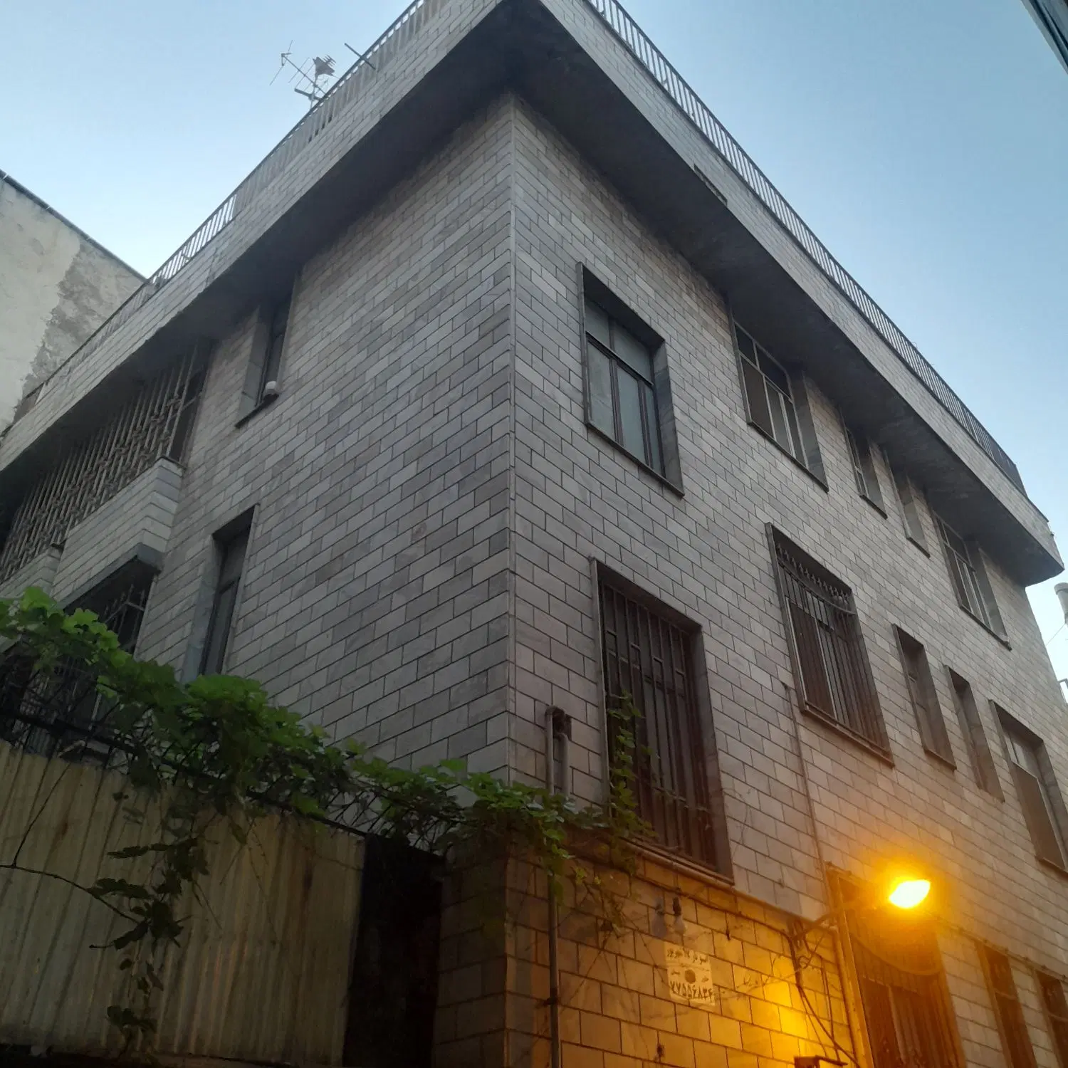 فروش خانه کلنگی قابل سکونت ۱۵۱ متر زمین